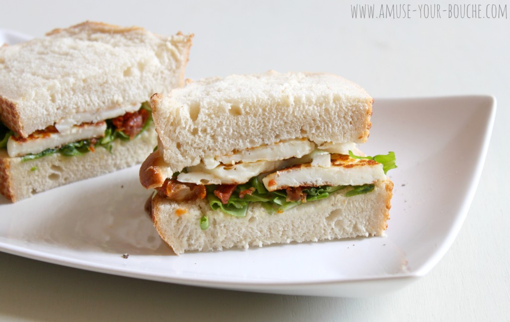 Halloumi sandwich with sun-dried tomatoes and rocket