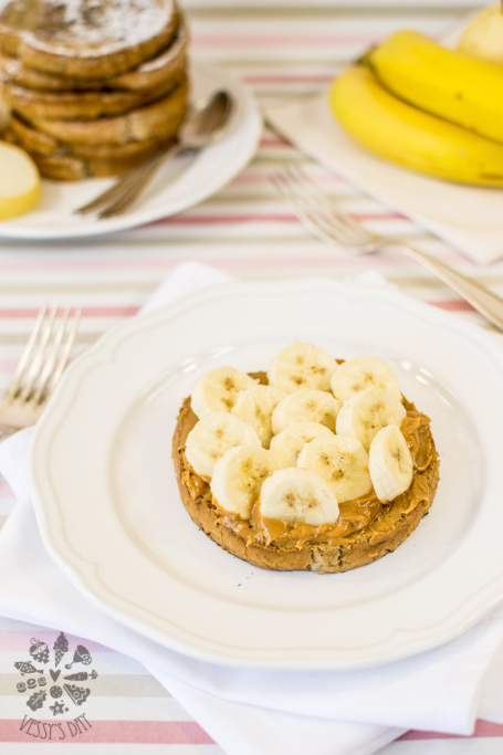 French toast with bananas and peanut butter