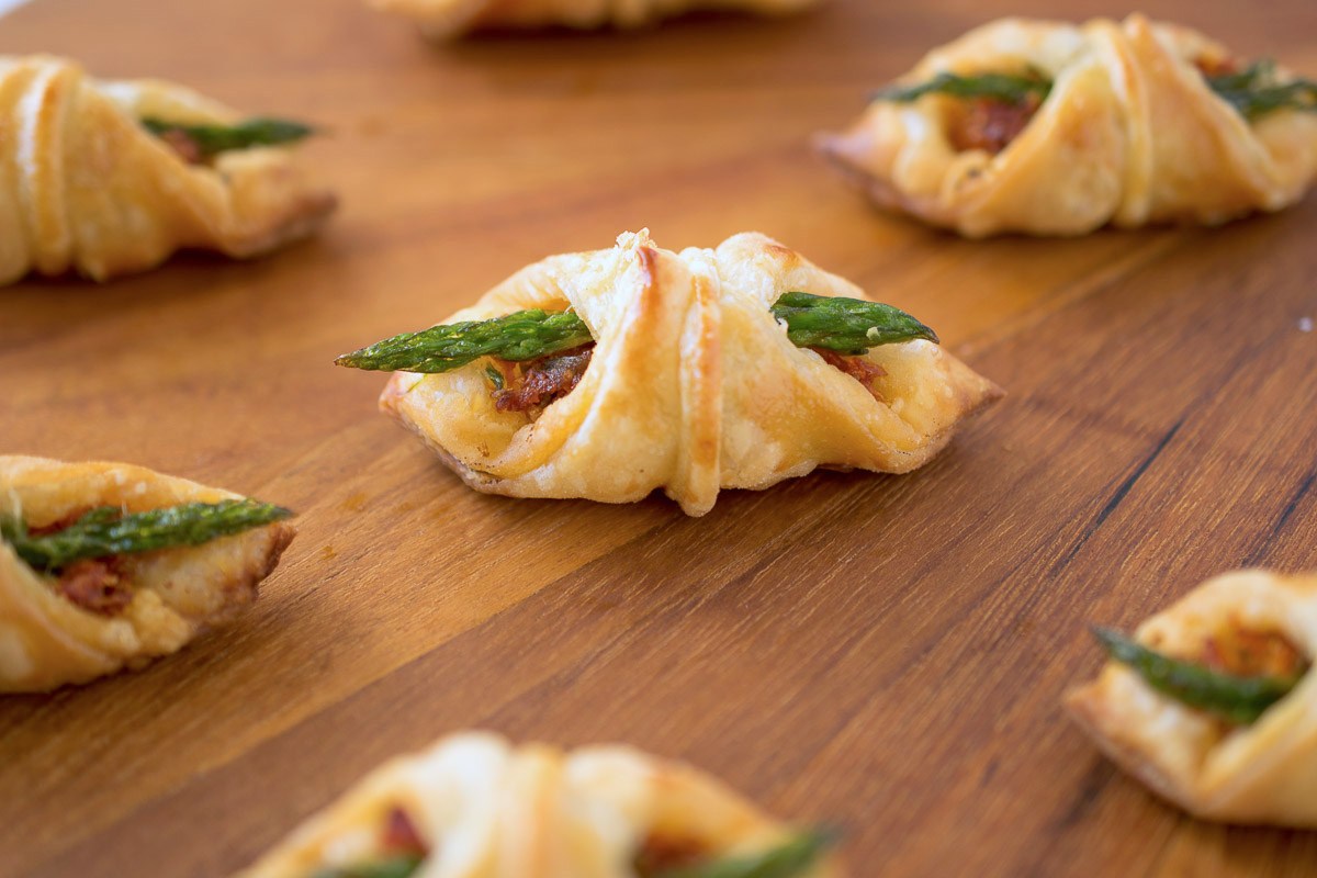 Asparagus, sun-dried tomato puff pastry bites