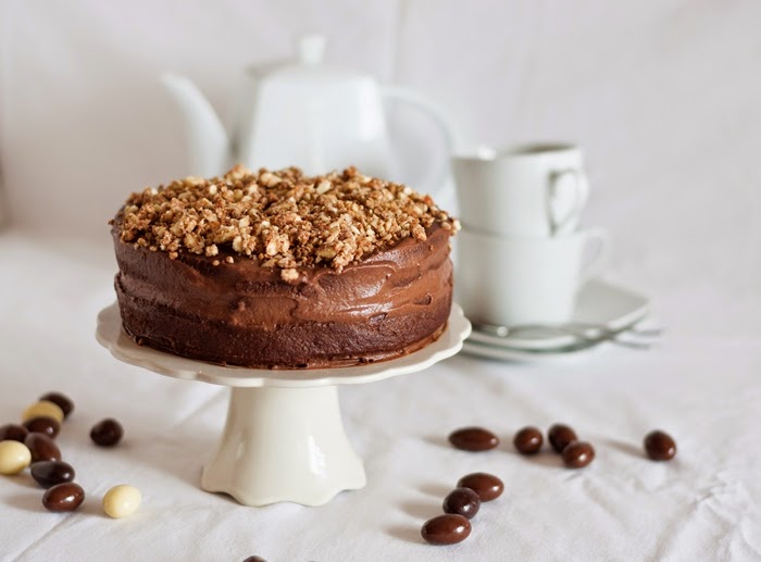 Chocolate cake with caramelized almonds and Happy Easter!