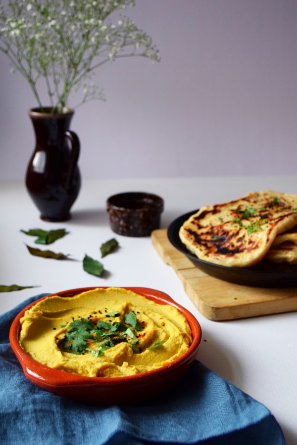 Naans, red lentils hummus with coco & curry