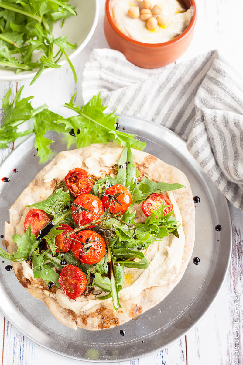 Flatbread pizza recipe with hummus & cherry tomatoes -vegan