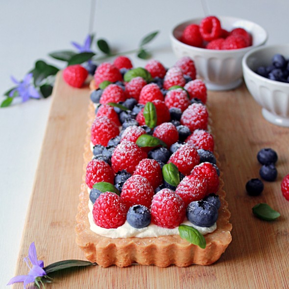 Fresh berry shortbread tart with cream cheese filling