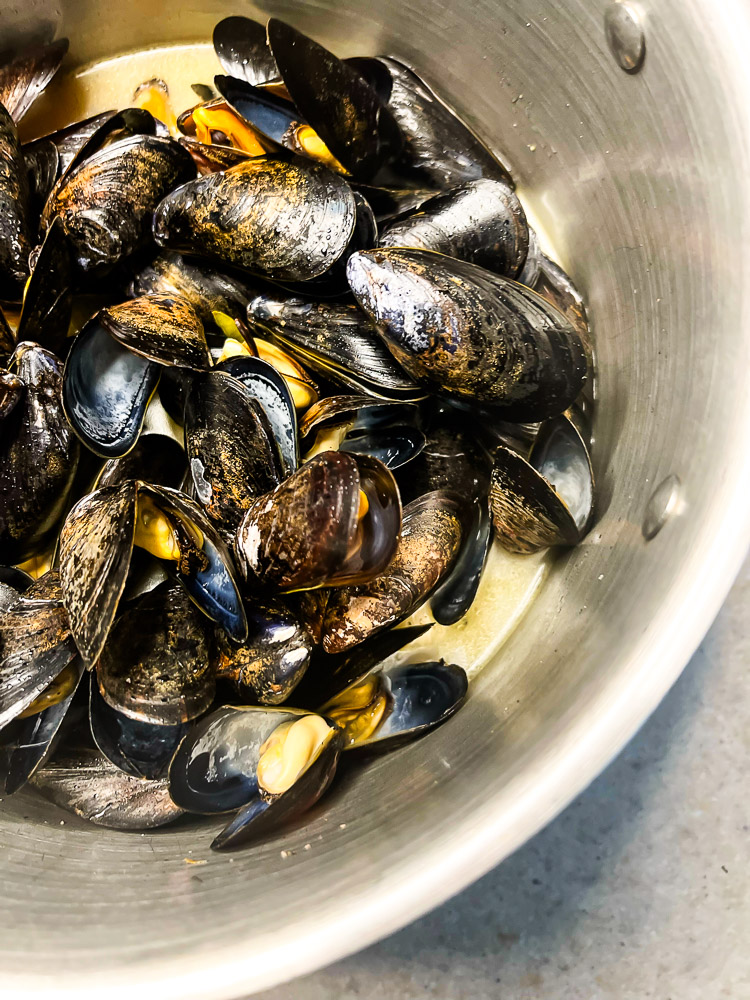 Garlic and Herb Steamed Mussels - Lisa G Cooks