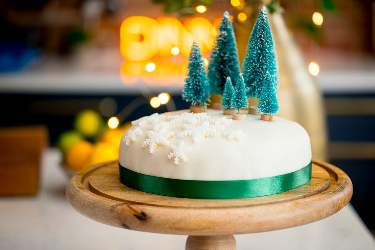 Simple Christmas cake decoration