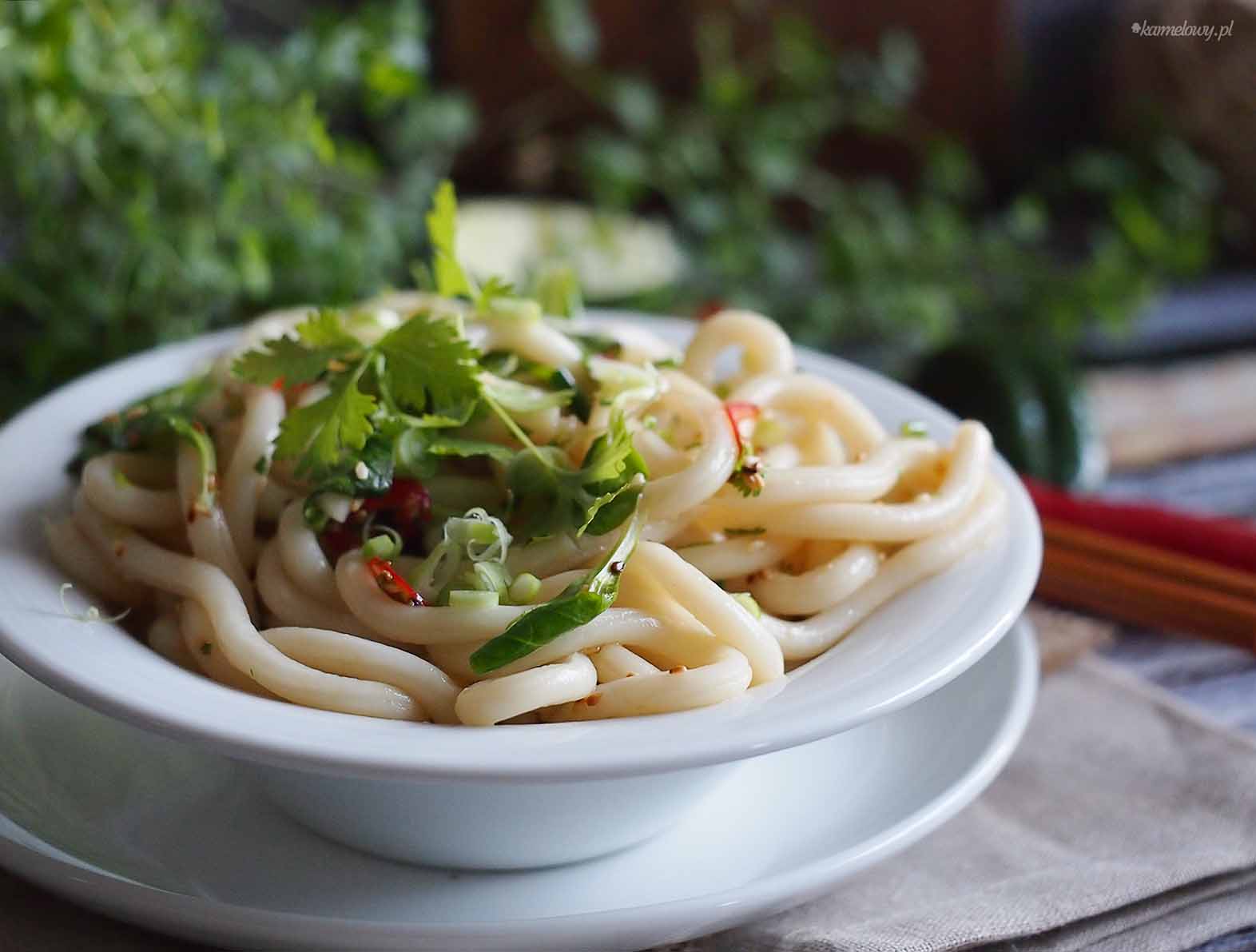 Udon noodle salad with chilli and spinach 