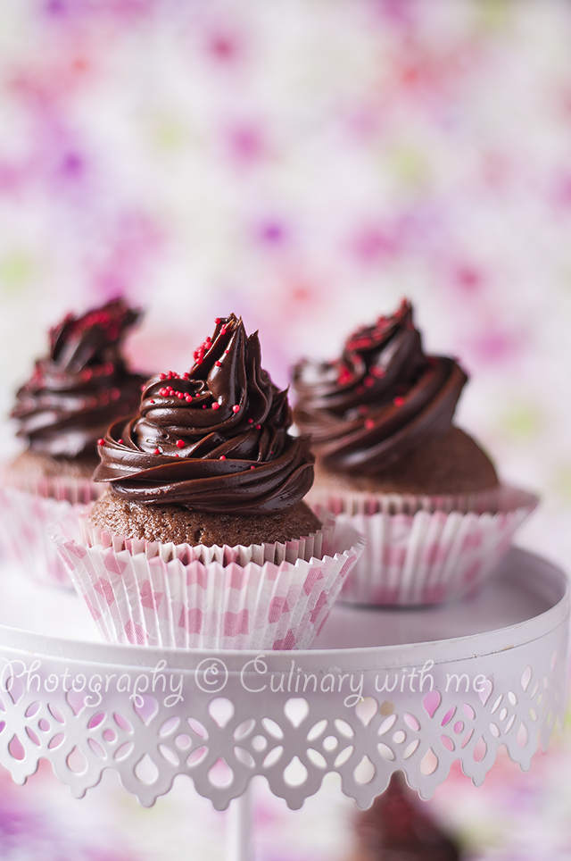Chocolate cupcakes with dulce de leche