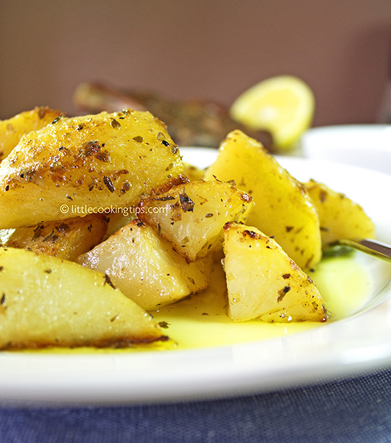Greek Lemon Garlic Roasted Potatoes - Patates fournou
