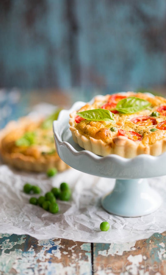 Quick savory tart with peas and tomatoes