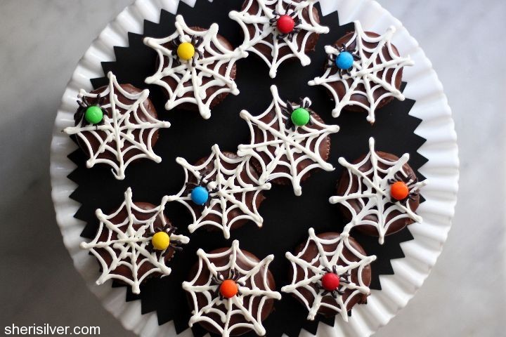 halloween “in the house”: spiders and webs cupcakes!