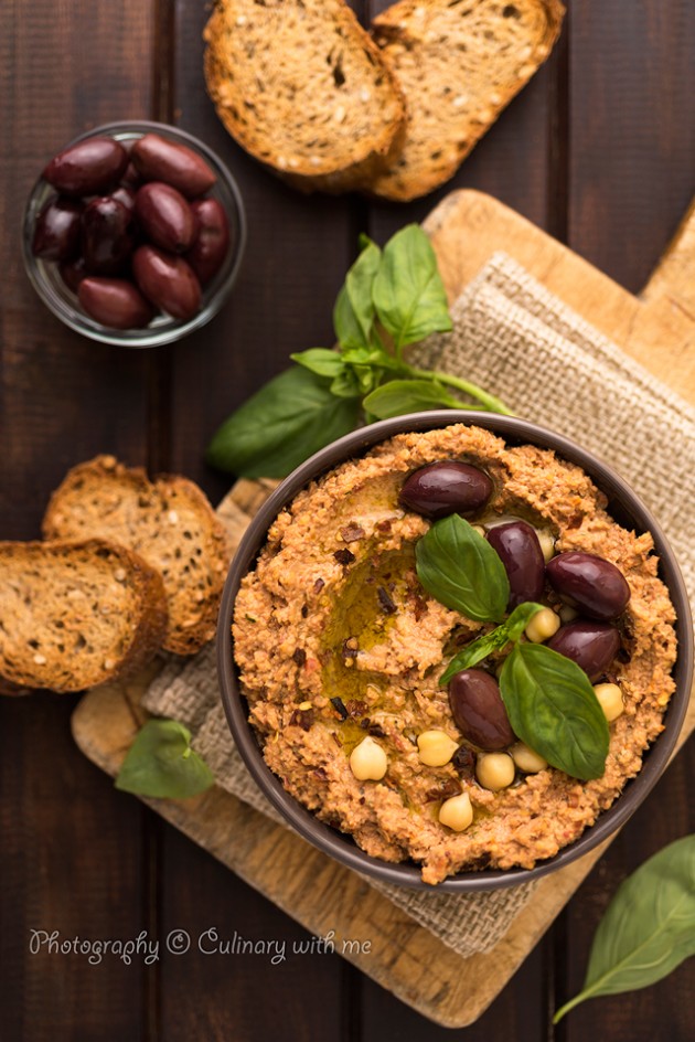 Spicy hummus with dried tomatoes