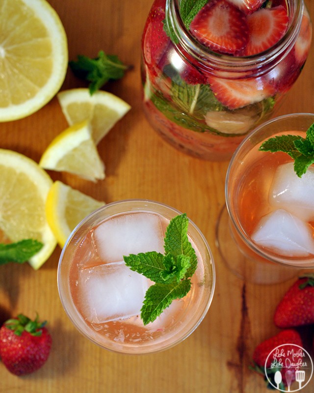 STRAWBERRY GRAPEFRUIT MINT INFUSED WATER