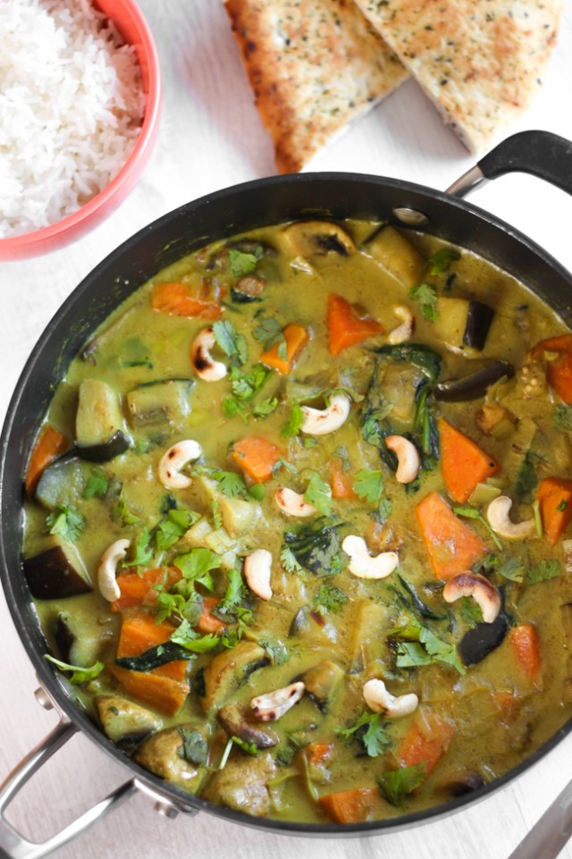 Easy Sri Lankan curry with toasted cashews