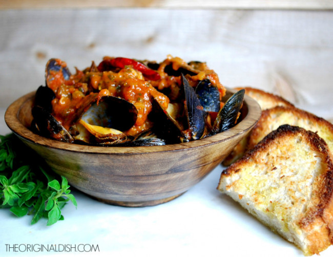 STEAMED MUSSELS IN SPICY TOMATO-WINE BROTH WITH CRUSTY GARLIC BREAD