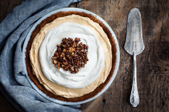 Almost No-bake Pumpkin Cheesecake Mousse Pie