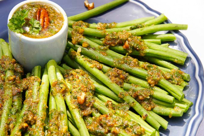 GREEN BEANS WITH GARLIC PECAN OIL