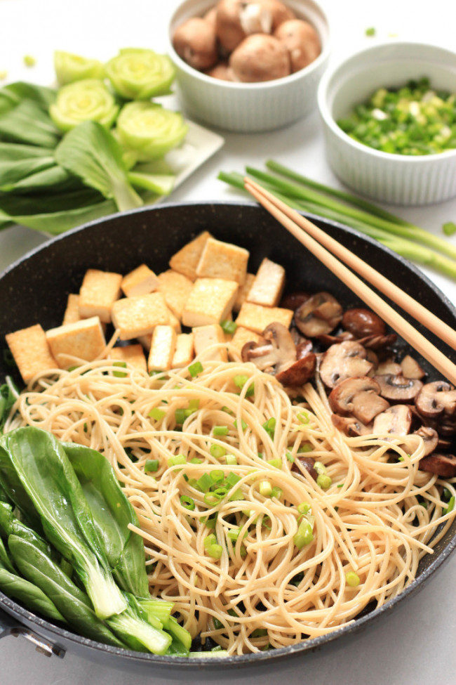 Brown Rice Noodles with Bok Choy, Mushrooms & Tofu