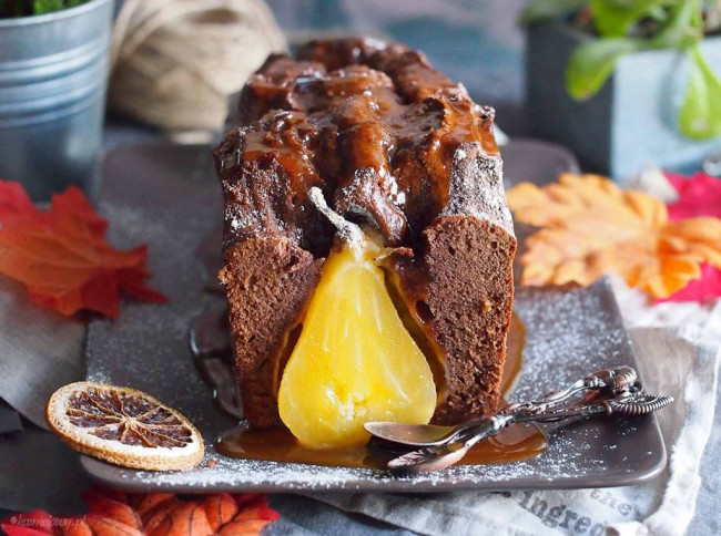 Gingrebread Cake With Pears And Caramel Sauce