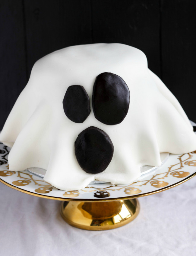 Easy Marshmallow Fondant Ghost Cake (halloween!)