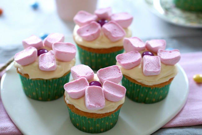 cute marshmallow flower cupcakes