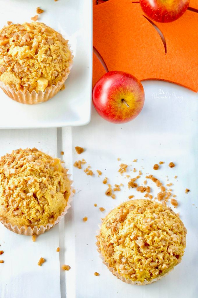 Fresh Apple Muffins with Toffee Topping