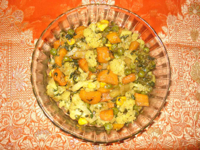 Cauliflower Carrot Green Peas & Potato Fry