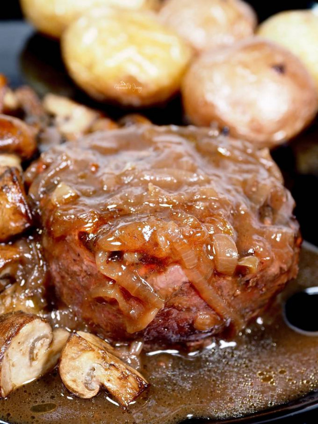 Homemade Onion Gravy with Red Wine