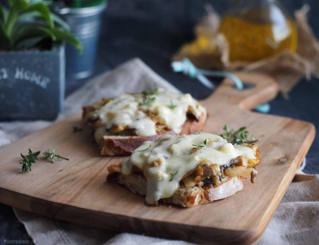  Baked mushroom and cheese sandwich