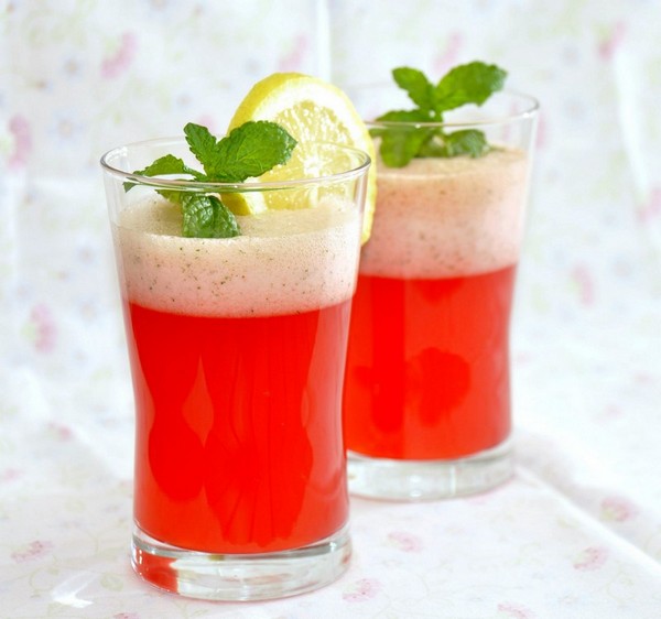Lemonade With Raspberry And Mint