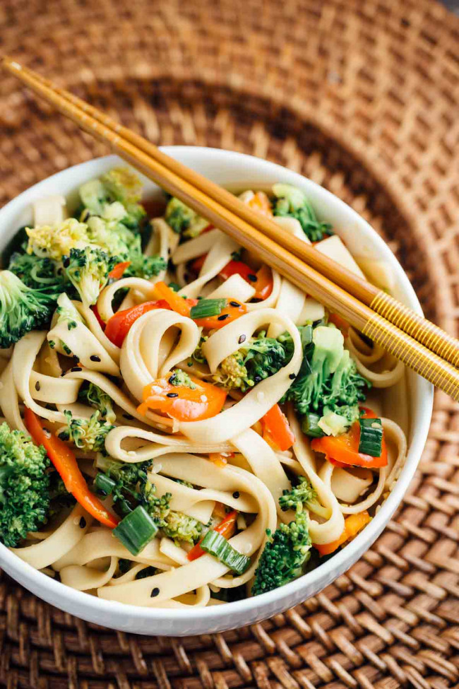 sesame broccoli noodle bowl  - vegan