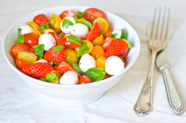 Summer Strawberry Caprese Salad - la petite poire