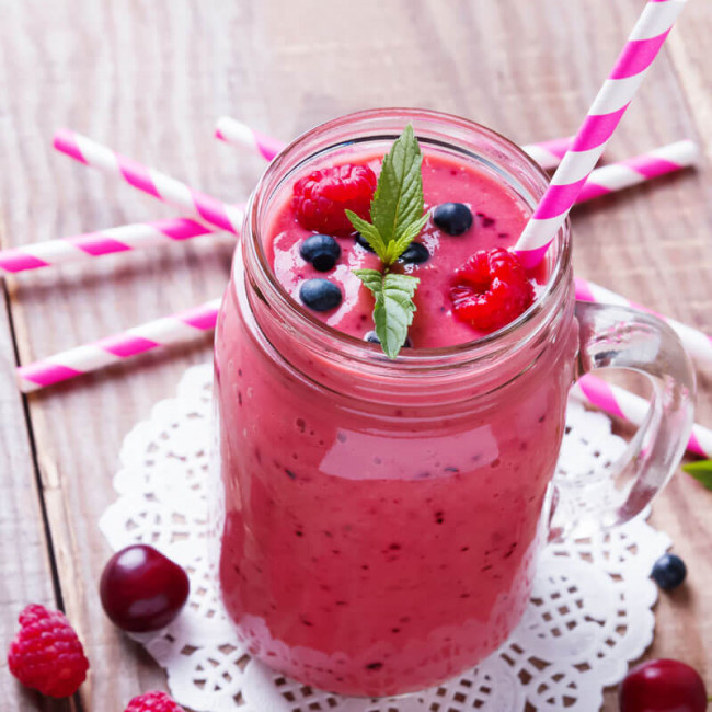 Healthy Smoothie with Fresh Summer Berries: Sugar-Free & Non-Dairy