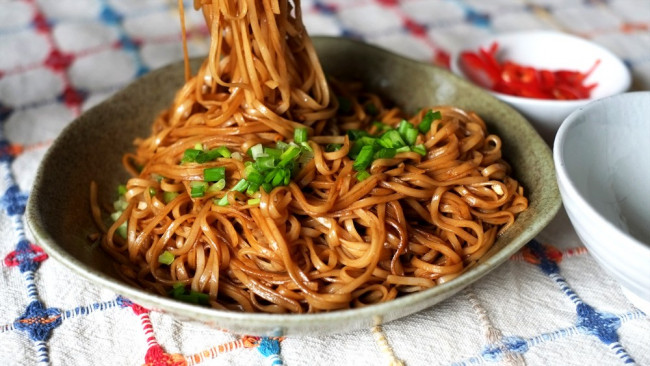 Black Sauce Noodles With Fried Garlic