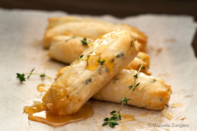 Baked Goats Cheese Rolls with Honey and Thyme #SundaySupper