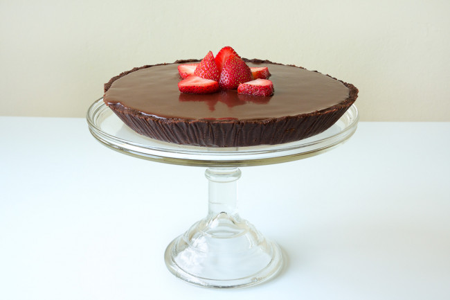vegan strawberry chocolate pie - little swiss baker