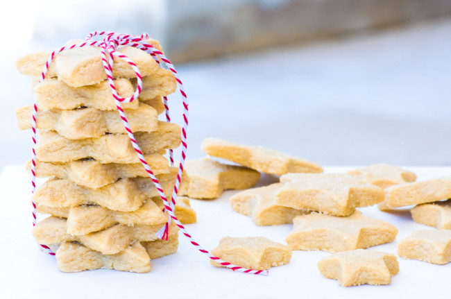 Christmas Spiced Shortbread Cookies - la petite poire