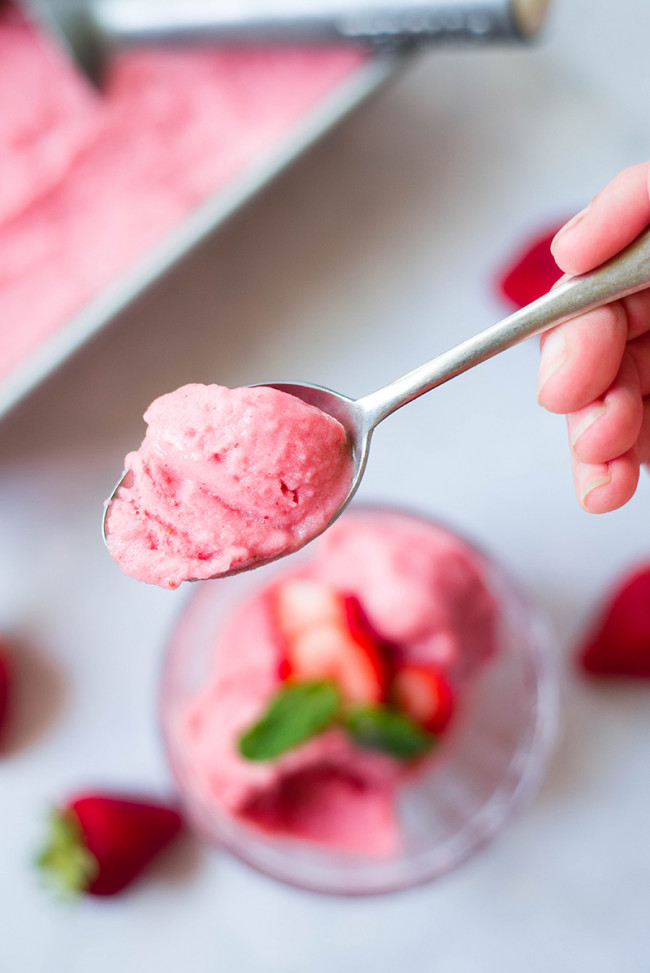 4 ingredient strawberry frozen yogurt
