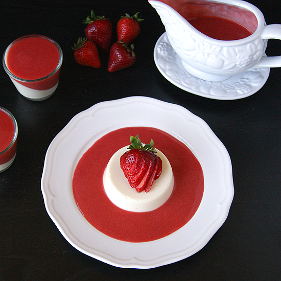 Vanilla Panna Cotta with Strawberry Sauce (without gelatin)