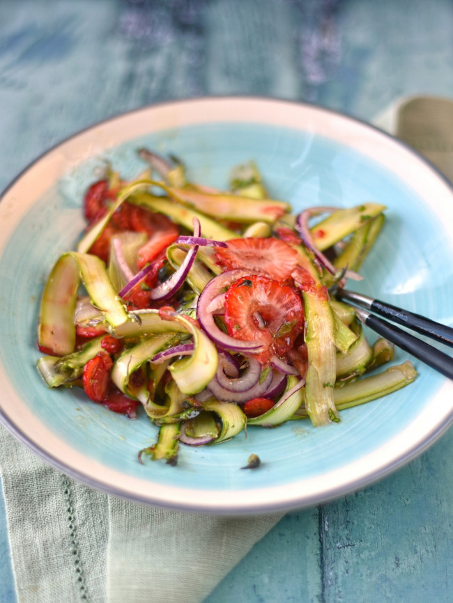 asparagus strawberry and red onion salad