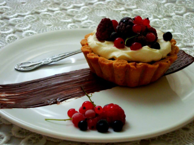 Berry and chocolate souffle tarts - Tarte ciocolata si fructe