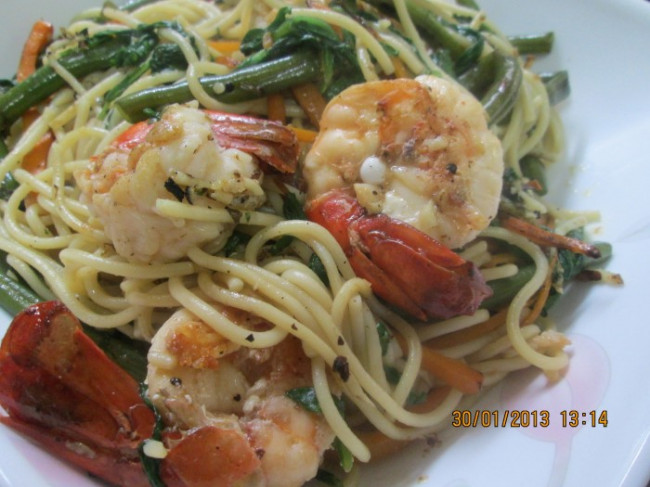 spegatti with spinach and prawns