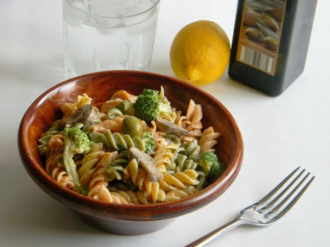cold pasta salad with low fat 1000 island dressing