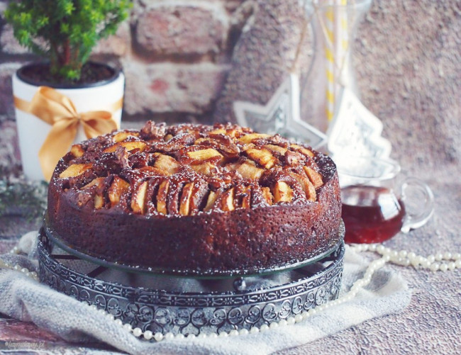  Pear and date gingerbread cake