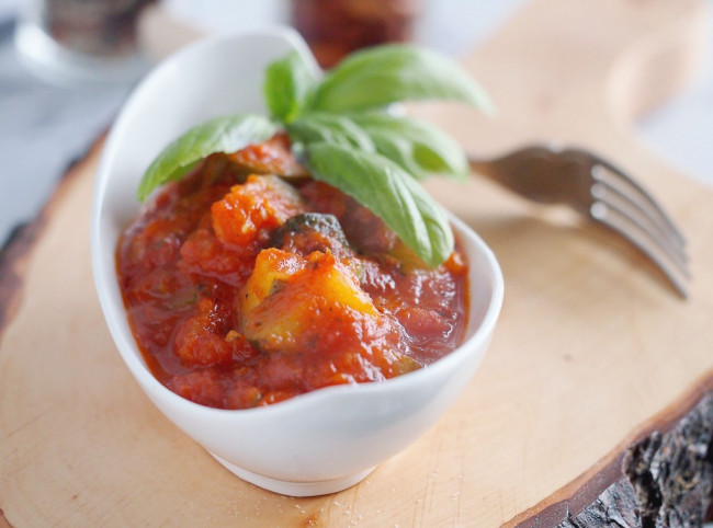 Zucchini with tomato and pepper sauce