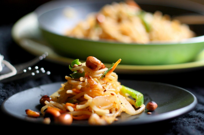 Thai noodles with spicy peanut dressing