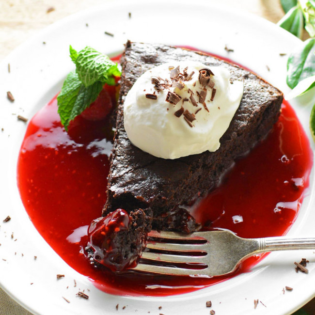 Chocolate Flourless Cake with Raspberry Sauce 