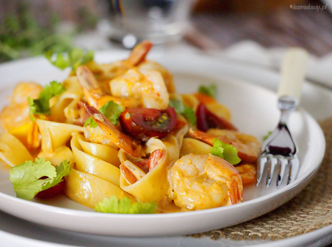 Pasta with shrimps in creamy sauce