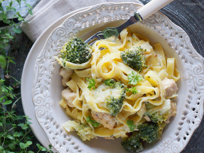  Light chicken and broccoli pasta