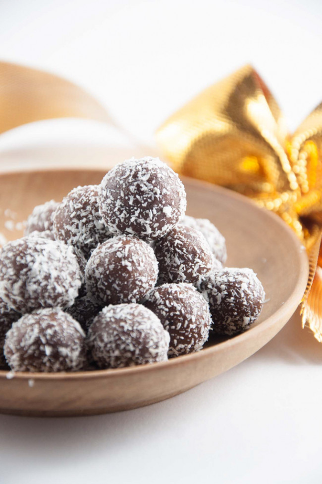 No-bake Marzipan Rum Balls + Holiday Cookie Party (vegan & Gluten-free)