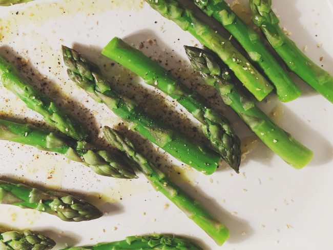 Oven-roasted asparagus with garlic